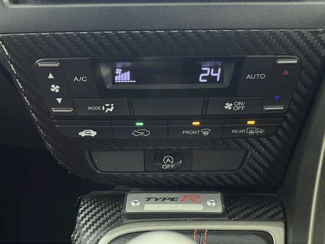 ホンダ シビック タイプR 埼玉県 2016(平28)年 11.8万km チャンピオンシップホワイト 社外ナビ　/　ＡＭ／ＦＭ／ＣＤ／ＤＶＤ／ＢＴ　/バックカメラ　/クルーズコントロール　/ＥＴＣ２．０　/純正１９インチアルミホイール　/純正フロアマット　/ＬＥＤヘッドライト　/オートライト　/横滑り防止システム/アイドリングストップ/プッシュスタート/スマートキー