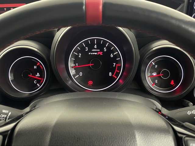 ホンダ シビック タイプR 埼玉県 2016(平28)年 11.8万km チャンピオンシップホワイト 社外ナビ　/　ＡＭ／ＦＭ／ＣＤ／ＤＶＤ／ＢＴ　/バックカメラ　/クルーズコントロール　/ＥＴＣ２．０　/純正１９インチアルミホイール　/純正フロアマット　/ＬＥＤヘッドライト　/オートライト　/横滑り防止システム/アイドリングストップ/プッシュスタート/スマートキー