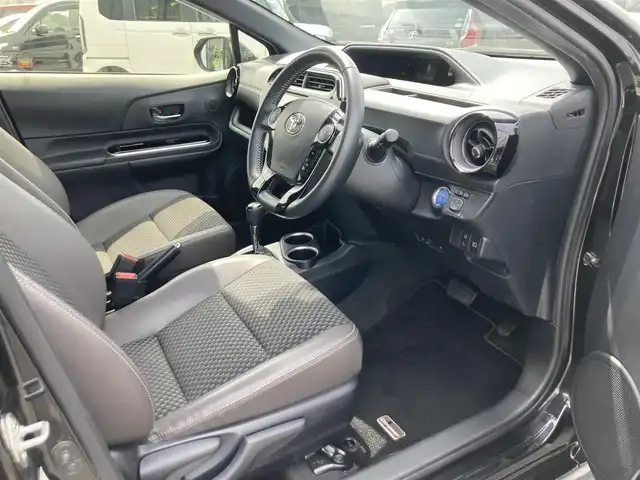 トヨタ アクア クロスオーバー グラム 鳥取県 2019(令1)年 2.6万km ブラックマイカ 純正ナビ/フルセグ/CD/BT/バックカメラ/トヨタセーフティセンス/前後クリアランスソナー/ETC/ドライブレコーダー/ハーフレザーシート/ステアリングスイッチ/LEDヘットライト/純正16インチアルミホイール/プッシュエンジンスタート/スマートキー/保証書・取扱説明書