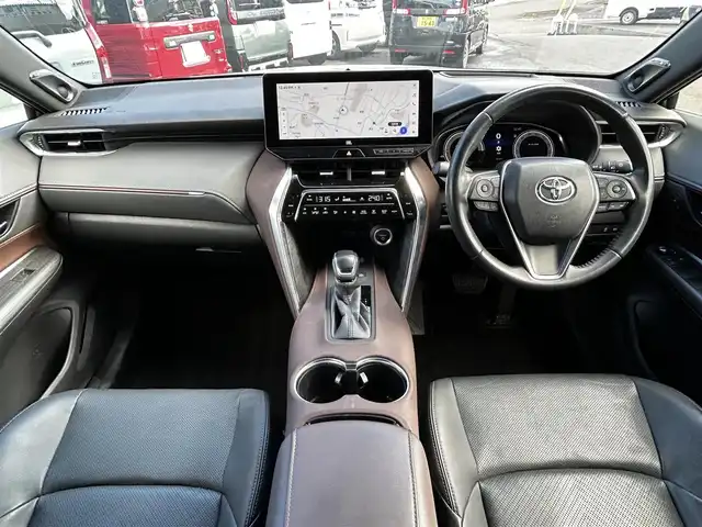 トヨタ ハリアー ハイブリッド Z レザーパッケージ 福島県 2023(令5)年 2.2万km プラチナホワイトパールマイカ トヨタセーフティセンス/プリクラッシュセーフティ/レーントレーシングアシスト/レーダークルーズコントロール/レーンディパーチャーアラート/オートマチックハイビーム/ロードサインアシスト/ドライバー異常時対応システム/プロアクティブドライビングアシスト /モデリスタエアロ/純正ディスプレイオーディオ/【USB/BT/TV/Miracast/ナビ機能】/バックカメラ/ビルトインETC/デジタルインナーミラー/ブラインドスポットモニター/ヘッドアップディスプレイ/ステアリングヒーター/前席シートヒーター/前席ベンチレーション/前席パワーシート/パワーバックドア/LEDオートライト/LEDフォグランプ/純正フロアマット/純正ドアバイザー