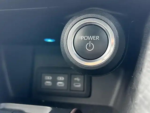 トヨタ ハリアー ハイブリッド Z レザーパッケージ 福島県 2023(令5)年 2.2万km プラチナホワイトパールマイカ トヨタセーフティセンス/プリクラッシュセーフティ/レーントレーシングアシスト/レーダークルーズコントロール/レーンディパーチャーアラート/オートマチックハイビーム/ロードサインアシスト/ドライバー異常時対応システム/プロアクティブドライビングアシスト /モデリスタエアロ/純正ディスプレイオーディオ/【USB/BT/TV/Miracast/ナビ機能】/バックカメラ/ビルトインETC/デジタルインナーミラー/ブラインドスポットモニター/ヘッドアップディスプレイ/ステアリングヒーター/前席シートヒーター/前席ベンチレーション/前席パワーシート/パワーバックドア/LEDオートライト/LEDフォグランプ/純正フロアマット/純正ドアバイザー