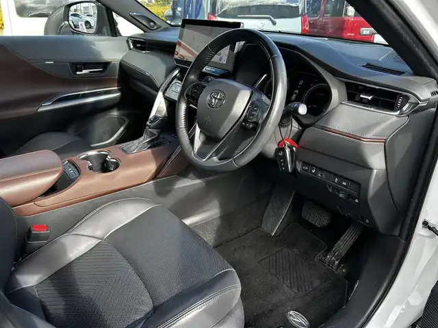 トヨタ ハリアー ハイブリッド Z レザーパッケージ 福島県 2023(令5)年 2.2万km プラチナホワイトパールマイカ トヨタセーフティセンス/プリクラッシュセーフティ/レーントレーシングアシスト/レーダークルーズコントロール/レーンディパーチャーアラート/オートマチックハイビーム/ロードサインアシスト/ドライバー異常時対応システム/プロアクティブドライビングアシスト /モデリスタエアロ/純正ディスプレイオーディオ/【USB/BT/TV/Miracast/ナビ機能】/バックカメラ/ビルトインETC/デジタルインナーミラー/ブラインドスポットモニター/ヘッドアップディスプレイ/ステアリングヒーター/前席シートヒーター/前席ベンチレーション/前席パワーシート/パワーバックドア/LEDオートライト/LEDフォグランプ/純正フロアマット/純正ドアバイザー