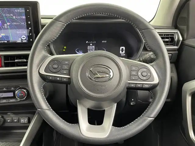 ダイハツ ロッキー プレミアム 大分県 2020(令2)年 5.1万km ブラックマイカメタリック/シャイニングホワイトパール 1000ccターボ車/スマートアシスト搭載/・衝突回避支援ブレーキ/・車線逸脱警報機能/・LKC（レーンキープコントロール）/・ACC/・オートハイビーム/・先行車発信お知らせ機能/ブラインドスポットモニター（BSM）/リヤクロストラフィックアラート（RCTA）/パノラミックビューモニター/純正9型ナビ　型式：NSZN-Y70D/【フルセグTV、DVD再生可、BT対応、USB】/ステアリングスイッチ/ビルトインETC/純正ドライブレコーダー（前方）/　型式：DRN-H70N/アイドリングストップ/電動格納ミラー/純正フロアマット/オートライト/LEDヘッドライト/LEDフォグ/リアフォグ/コーナーセンサー/純正17インチアルミホイール/保証書、取説、スペアキー有り