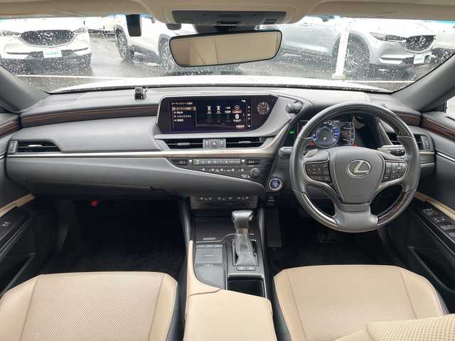 レクサス ＥＳ 300h 長野県 2019(令1)年 2.8万km アイスエクリュマイカメタリック 禁煙車/純正ナビ（CD/フルセグTV/Bluetooth）/セーフティセンス/・プリクラッシュセーフティ/・レーントレーシングアシスト/・アダプティブハイビームシステム/・レーダークルーズコントロール/・ロードサインアシスト/・先行車発進告知機能/・ドライバー異常時対応システム/・パーキングサポートブレーキ/バックカメラ/サンルーフ/ビルトインETC2.0/ドライブレコーダー/前席シートヒーター/前席ベンチレーション/前席パワーシート（運転席メモリー機能付）/ウッドコンビステアリング/パドルシフト/ステアリングスイッチ/ステアリングヒーター/電動パーキングブレーキ/ブレーキホールド/LEDヘッドライト/オートライト/スマートキー/Pスタート/電動格納ミラー/電動リアサンシェード/純正17インチAW/純正フロアマット/社外AWスタッドレス積み込み