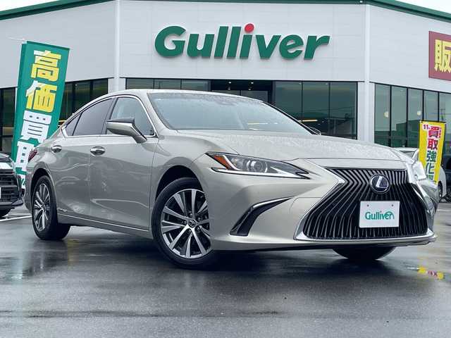 レクサス ＥＳ 300h 長野県 2019(令1)年 2.8万km アイスエクリュマイカメタリック 禁煙車/純正ナビ（CD/フルセグTV/Bluetooth）/セーフティセンス/・プリクラッシュセーフティ/・レーントレーシングアシスト/・アダプティブハイビームシステム/・レーダークルーズコントロール/・ロードサインアシスト/・先行車発進告知機能/・ドライバー異常時対応システム/・パーキングサポートブレーキ/バックカメラ/サンルーフ/ビルトインETC2.0/ドライブレコーダー/前席シートヒーター/前席ベンチレーション/前席パワーシート（運転席メモリー機能付）/ウッドコンビステアリング/パドルシフト/ステアリングスイッチ/ステアリングヒーター/電動パーキングブレーキ/ブレーキホールド/LEDヘッドライト/オートライト/スマートキー/Pスタート/電動格納ミラー/電動リアサンシェード/純正17インチAW/純正フロアマット/社外AWスタッドレス積み込み