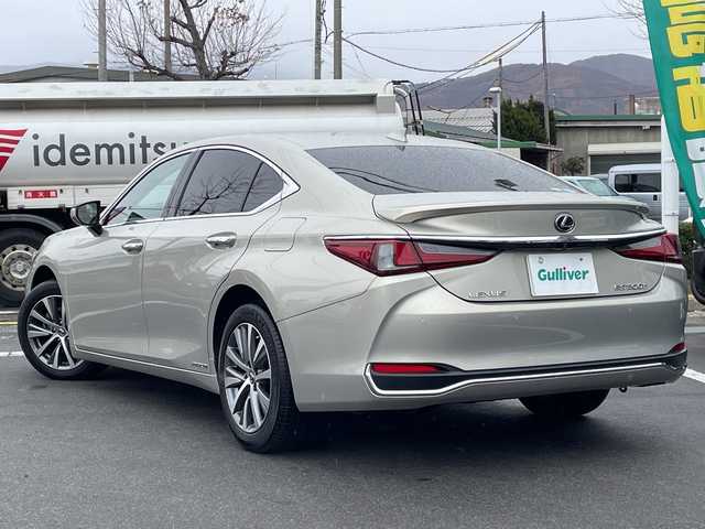 レクサス ＥＳ 300h 長野県 2019(令1)年 2.8万km アイスエクリュマイカメタリック 禁煙車/純正ナビ（CD/フルセグTV/Bluetooth）/セーフティセンス/・プリクラッシュセーフティ/・レーントレーシングアシスト/・アダプティブハイビームシステム/・レーダークルーズコントロール/・ロードサインアシスト/・先行車発進告知機能/・ドライバー異常時対応システム/・パーキングサポートブレーキ/バックカメラ/サンルーフ/ビルトインETC2.0/ドライブレコーダー/前席シートヒーター/前席ベンチレーション/前席パワーシート（運転席メモリー機能付）/ウッドコンビステアリング/パドルシフト/ステアリングスイッチ/ステアリングヒーター/電動パーキングブレーキ/ブレーキホールド/LEDヘッドライト/オートライト/スマートキー/Pスタート/電動格納ミラー/電動リアサンシェード/純正17インチAW/純正フロアマット/社外AWスタッドレス積み込み