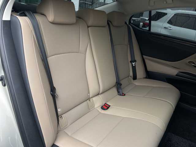 レクサス ＥＳ 300h 長野県 2019(令1)年 2.8万km アイスエクリュマイカメタリック 禁煙車/純正ナビ（CD/フルセグTV/Bluetooth）/セーフティセンス/・プリクラッシュセーフティ/・レーントレーシングアシスト/・アダプティブハイビームシステム/・レーダークルーズコントロール/・ロードサインアシスト/・先行車発進告知機能/・ドライバー異常時対応システム/・パーキングサポートブレーキ/バックカメラ/サンルーフ/ビルトインETC2.0/ドライブレコーダー/前席シートヒーター/前席ベンチレーション/前席パワーシート（運転席メモリー機能付）/ウッドコンビステアリング/パドルシフト/ステアリングスイッチ/ステアリングヒーター/電動パーキングブレーキ/ブレーキホールド/LEDヘッドライト/オートライト/スマートキー/Pスタート/電動格納ミラー/電動リアサンシェード/純正17インチAW/純正フロアマット/社外AWスタッドレス積み込み