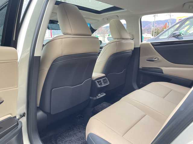 レクサス ＥＳ 300h 長野県 2019(令1)年 2.8万km アイスエクリュマイカメタリック 禁煙車/純正ナビ（CD/フルセグTV/Bluetooth）/セーフティセンス/・プリクラッシュセーフティ/・レーントレーシングアシスト/・アダプティブハイビームシステム/・レーダークルーズコントロール/・ロードサインアシスト/・先行車発進告知機能/・ドライバー異常時対応システム/・パーキングサポートブレーキ/バックカメラ/サンルーフ/ビルトインETC2.0/ドライブレコーダー/前席シートヒーター/前席ベンチレーション/前席パワーシート（運転席メモリー機能付）/ウッドコンビステアリング/パドルシフト/ステアリングスイッチ/ステアリングヒーター/電動パーキングブレーキ/ブレーキホールド/LEDヘッドライト/オートライト/スマートキー/Pスタート/電動格納ミラー/電動リアサンシェード/純正17インチAW/純正フロアマット/社外AWスタッドレス積み込み