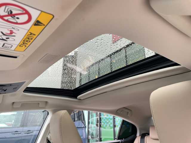 レクサス ＥＳ 300h 長野県 2019(令1)年 2.8万km アイスエクリュマイカメタリック 禁煙車/純正ナビ（CD/フルセグTV/Bluetooth）/セーフティセンス/・プリクラッシュセーフティ/・レーントレーシングアシスト/・アダプティブハイビームシステム/・レーダークルーズコントロール/・ロードサインアシスト/・先行車発進告知機能/・ドライバー異常時対応システム/・パーキングサポートブレーキ/バックカメラ/サンルーフ/ビルトインETC2.0/ドライブレコーダー/前席シートヒーター/前席ベンチレーション/前席パワーシート（運転席メモリー機能付）/ウッドコンビステアリング/パドルシフト/ステアリングスイッチ/ステアリングヒーター/電動パーキングブレーキ/ブレーキホールド/LEDヘッドライト/オートライト/スマートキー/Pスタート/電動格納ミラー/電動リアサンシェード/純正17インチAW/純正フロアマット/社外AWスタッドレス積み込み