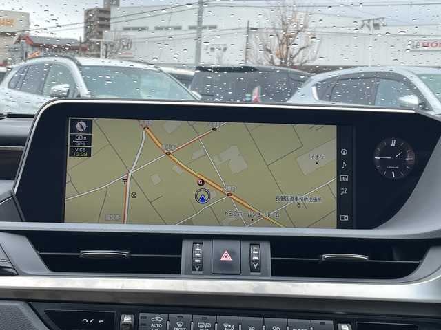 レクサス ＥＳ 300h 長野県 2019(令1)年 2.8万km アイスエクリュマイカメタリック 禁煙車/純正ナビ（CD/フルセグTV/Bluetooth）/セーフティセンス/・プリクラッシュセーフティ/・レーントレーシングアシスト/・アダプティブハイビームシステム/・レーダークルーズコントロール/・ロードサインアシスト/・先行車発進告知機能/・ドライバー異常時対応システム/・パーキングサポートブレーキ/バックカメラ/サンルーフ/ビルトインETC2.0/ドライブレコーダー/前席シートヒーター/前席ベンチレーション/前席パワーシート（運転席メモリー機能付）/ウッドコンビステアリング/パドルシフト/ステアリングスイッチ/ステアリングヒーター/電動パーキングブレーキ/ブレーキホールド/LEDヘッドライト/オートライト/スマートキー/Pスタート/電動格納ミラー/電動リアサンシェード/純正17インチAW/純正フロアマット/社外AWスタッドレス積み込み