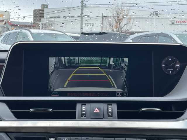 レクサス ＥＳ 300h 長野県 2019(令1)年 2.8万km アイスエクリュマイカメタリック 禁煙車/純正ナビ（CD/フルセグTV/Bluetooth）/セーフティセンス/・プリクラッシュセーフティ/・レーントレーシングアシスト/・アダプティブハイビームシステム/・レーダークルーズコントロール/・ロードサインアシスト/・先行車発進告知機能/・ドライバー異常時対応システム/・パーキングサポートブレーキ/バックカメラ/サンルーフ/ビルトインETC2.0/ドライブレコーダー/前席シートヒーター/前席ベンチレーション/前席パワーシート（運転席メモリー機能付）/ウッドコンビステアリング/パドルシフト/ステアリングスイッチ/ステアリングヒーター/電動パーキングブレーキ/ブレーキホールド/LEDヘッドライト/オートライト/スマートキー/Pスタート/電動格納ミラー/電動リアサンシェード/純正17インチAW/純正フロアマット/社外AWスタッドレス積み込み