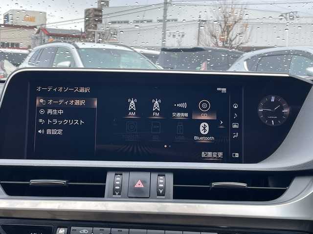 レクサス ＥＳ 300h 長野県 2019(令1)年 2.8万km アイスエクリュマイカメタリック 禁煙車/純正ナビ（CD/フルセグTV/Bluetooth）/セーフティセンス/・プリクラッシュセーフティ/・レーントレーシングアシスト/・アダプティブハイビームシステム/・レーダークルーズコントロール/・ロードサインアシスト/・先行車発進告知機能/・ドライバー異常時対応システム/・パーキングサポートブレーキ/バックカメラ/サンルーフ/ビルトインETC2.0/ドライブレコーダー/前席シートヒーター/前席ベンチレーション/前席パワーシート（運転席メモリー機能付）/ウッドコンビステアリング/パドルシフト/ステアリングスイッチ/ステアリングヒーター/電動パーキングブレーキ/ブレーキホールド/LEDヘッドライト/オートライト/スマートキー/Pスタート/電動格納ミラー/電動リアサンシェード/純正17インチAW/純正フロアマット/社外AWスタッドレス積み込み