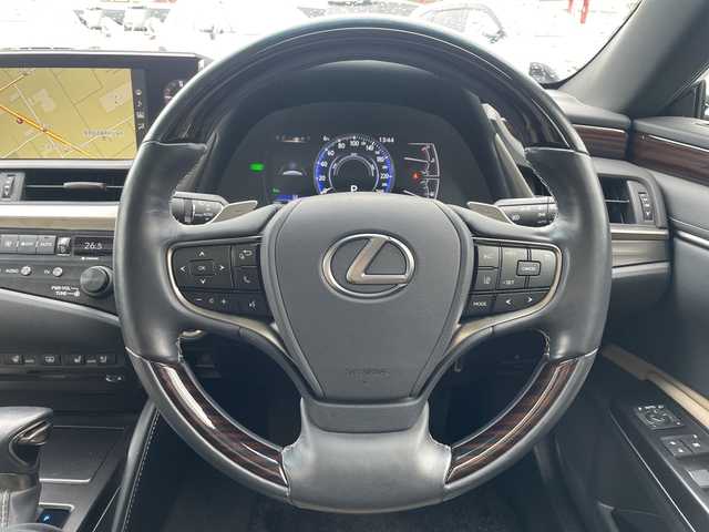 レクサス ＥＳ 300h 長野県 2019(令1)年 2.8万km アイスエクリュマイカメタリック 禁煙車/純正ナビ（CD/フルセグTV/Bluetooth）/セーフティセンス/・プリクラッシュセーフティ/・レーントレーシングアシスト/・アダプティブハイビームシステム/・レーダークルーズコントロール/・ロードサインアシスト/・先行車発進告知機能/・ドライバー異常時対応システム/・パーキングサポートブレーキ/バックカメラ/サンルーフ/ビルトインETC2.0/ドライブレコーダー/前席シートヒーター/前席ベンチレーション/前席パワーシート（運転席メモリー機能付）/ウッドコンビステアリング/パドルシフト/ステアリングスイッチ/ステアリングヒーター/電動パーキングブレーキ/ブレーキホールド/LEDヘッドライト/オートライト/スマートキー/Pスタート/電動格納ミラー/電動リアサンシェード/純正17インチAW/純正フロアマット/社外AWスタッドレス積み込み