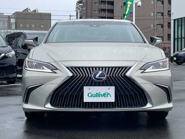 レクサス ＥＳ 300h 長野県 2019(令1)年 2.8万km アイスエクリュマイカメタリック 禁煙車/純正ナビ（CD/フルセグTV/Bluetooth）/セーフティセンス/・プリクラッシュセーフティ/・レーントレーシングアシスト/・アダプティブハイビームシステム/・レーダークルーズコントロール/・ロードサインアシスト/・先行車発進告知機能/・ドライバー異常時対応システム/・パーキングサポートブレーキ/バックカメラ/サンルーフ/ビルトインETC2.0/ドライブレコーダー/前席シートヒーター/前席ベンチレーション/前席パワーシート（運転席メモリー機能付）/ウッドコンビステアリング/パドルシフト/ステアリングスイッチ/ステアリングヒーター/電動パーキングブレーキ/ブレーキホールド/LEDヘッドライト/オートライト/スマートキー/Pスタート/電動格納ミラー/電動リアサンシェード/純正17インチAW/純正フロアマット/社外AWスタッドレス積み込み