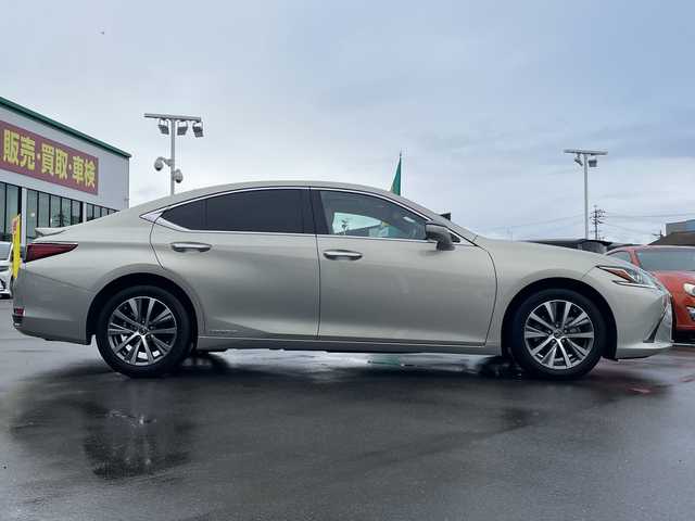 レクサス ＥＳ 300h 長野県 2019(令1)年 2.8万km アイスエクリュマイカメタリック 禁煙車/純正ナビ（CD/フルセグTV/Bluetooth）/セーフティセンス/・プリクラッシュセーフティ/・レーントレーシングアシスト/・アダプティブハイビームシステム/・レーダークルーズコントロール/・ロードサインアシスト/・先行車発進告知機能/・ドライバー異常時対応システム/・パーキングサポートブレーキ/バックカメラ/サンルーフ/ビルトインETC2.0/ドライブレコーダー/前席シートヒーター/前席ベンチレーション/前席パワーシート（運転席メモリー機能付）/ウッドコンビステアリング/パドルシフト/ステアリングスイッチ/ステアリングヒーター/電動パーキングブレーキ/ブレーキホールド/LEDヘッドライト/オートライト/スマートキー/Pスタート/電動格納ミラー/電動リアサンシェード/純正17インチAW/純正フロアマット/社外AWスタッドレス積み込み