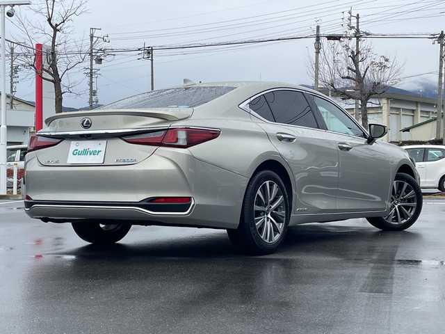レクサス ＥＳ 300h 長野県 2019(令1)年 2.8万km アイスエクリュマイカメタリック 禁煙車/純正ナビ（CD/フルセグTV/Bluetooth）/セーフティセンス/・プリクラッシュセーフティ/・レーントレーシングアシスト/・アダプティブハイビームシステム/・レーダークルーズコントロール/・ロードサインアシスト/・先行車発進告知機能/・ドライバー異常時対応システム/・パーキングサポートブレーキ/バックカメラ/サンルーフ/ビルトインETC2.0/ドライブレコーダー/前席シートヒーター/前席ベンチレーション/前席パワーシート（運転席メモリー機能付）/ウッドコンビステアリング/パドルシフト/ステアリングスイッチ/ステアリングヒーター/電動パーキングブレーキ/ブレーキホールド/LEDヘッドライト/オートライト/スマートキー/Pスタート/電動格納ミラー/電動リアサンシェード/純正17インチAW/純正フロアマット/社外AWスタッドレス積み込み