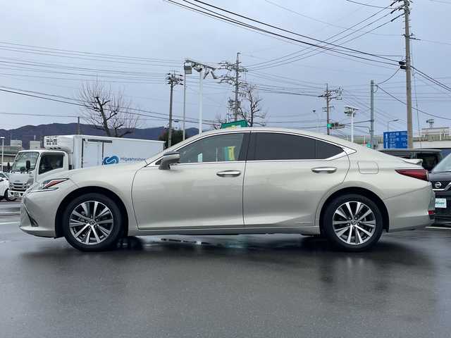 レクサス ＥＳ 300h 長野県 2019(令1)年 2.8万km アイスエクリュマイカメタリック 禁煙車/純正ナビ（CD/フルセグTV/Bluetooth）/セーフティセンス/・プリクラッシュセーフティ/・レーントレーシングアシスト/・アダプティブハイビームシステム/・レーダークルーズコントロール/・ロードサインアシスト/・先行車発進告知機能/・ドライバー異常時対応システム/・パーキングサポートブレーキ/バックカメラ/サンルーフ/ビルトインETC2.0/ドライブレコーダー/前席シートヒーター/前席ベンチレーション/前席パワーシート（運転席メモリー機能付）/ウッドコンビステアリング/パドルシフト/ステアリングスイッチ/ステアリングヒーター/電動パーキングブレーキ/ブレーキホールド/LEDヘッドライト/オートライト/スマートキー/Pスタート/電動格納ミラー/電動リアサンシェード/純正17インチAW/純正フロアマット/社外AWスタッドレス積み込み