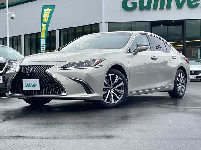 レクサス ＥＳ 300h 長野県 2019(令1)年 2.8万km アイスエクリュマイカメタリック 禁煙車/純正ナビ（CD/フルセグTV/Bluetooth）/セーフティセンス/・プリクラッシュセーフティ/・レーントレーシングアシスト/・アダプティブハイビームシステム/・レーダークルーズコントロール/・ロードサインアシスト/・先行車発進告知機能/・ドライバー異常時対応システム/・パーキングサポートブレーキ/バックカメラ/サンルーフ/ビルトインETC2.0/ドライブレコーダー/前席シートヒーター/前席ベンチレーション/前席パワーシート（運転席メモリー機能付）/ウッドコンビステアリング/パドルシフト/ステアリングスイッチ/ステアリングヒーター/電動パーキングブレーキ/ブレーキホールド/LEDヘッドライト/オートライト/スマートキー/Pスタート/電動格納ミラー/電動リアサンシェード/純正17インチAW/純正フロアマット/社外AWスタッドレス積み込み