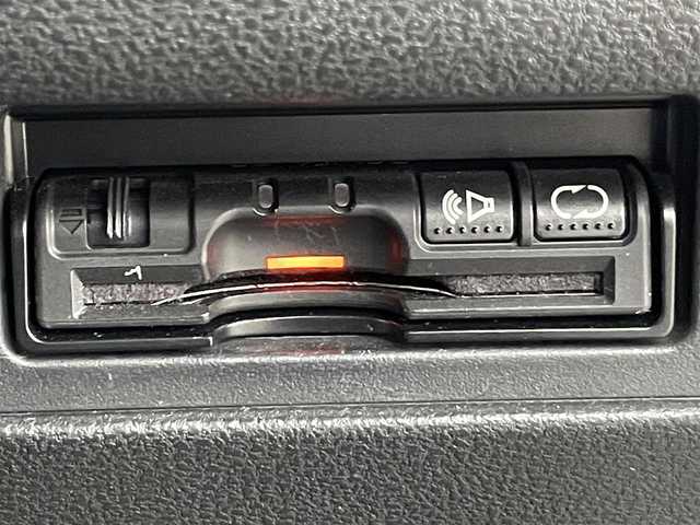 日産 ジューク 16GT プレミアムホワイトP 岡山県 2012(平24)年 11.4万km サファイアブラック 禁煙車/登録時走行距離：114016km/特別仕様車/純正SDナビ（型番：MC312D-W）/フルセグTV/Bluetooth/ビルトインETC/シートヒーター（D・N席）/レザーシート/オートリトラミラー/電動格納ミラー/オートライト/ヘッドライトレベライザー/ハロゲンヘッドライト/フォグライト/純正17インチAW/革巻きステアリング/プッシュスタート/スマートキー/ドアバイザー/純正フロアマット