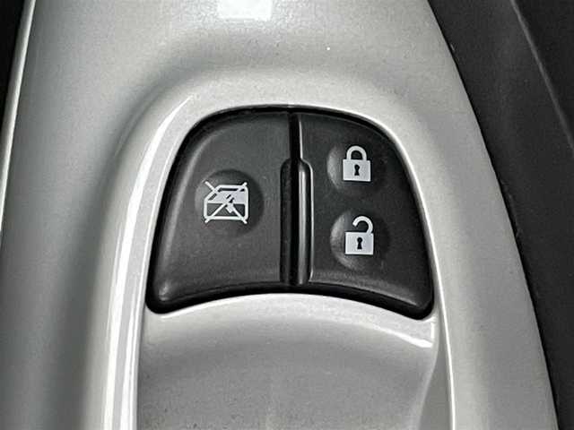 日産 ジューク 16GT プレミアムホワイトP 岡山県 2012(平24)年 11.4万km サファイアブラック 禁煙車/登録時走行距離：114016km/特別仕様車/純正SDナビ（型番：MC312D-W）/フルセグTV/Bluetooth/ビルトインETC/シートヒーター（D・N席）/レザーシート/オートリトラミラー/電動格納ミラー/オートライト/ヘッドライトレベライザー/ハロゲンヘッドライト/フォグライト/純正17インチAW/革巻きステアリング/プッシュスタート/スマートキー/ドアバイザー/純正フロアマット