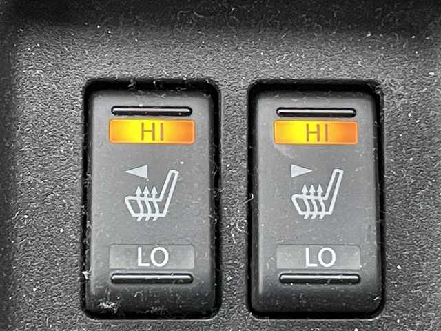 日産 ジューク 16GT プレミアムホワイトP 岡山県 2012(平24)年 11.4万km サファイアブラック 禁煙車/登録時走行距離：114016km/特別仕様車/純正SDナビ（型番：MC312D-W）/フルセグTV/Bluetooth/ビルトインETC/シートヒーター（D・N席）/レザーシート/オートリトラミラー/電動格納ミラー/オートライト/ヘッドライトレベライザー/ハロゲンヘッドライト/フォグライト/純正17インチAW/革巻きステアリング/プッシュスタート/スマートキー/ドアバイザー/純正フロアマット