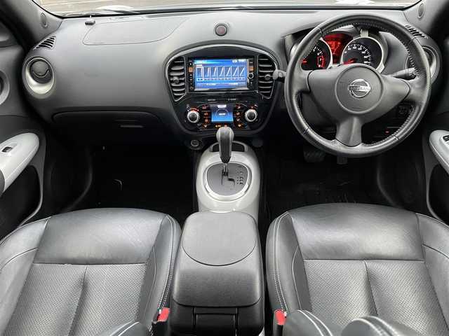 日産 ジューク 16GT プレミアムホワイトP 岡山県 2012(平24)年 11.4万km サファイアブラック 禁煙車/登録時走行距離：114016km/特別仕様車/純正SDナビ（型番：MC312D-W）/フルセグTV/Bluetooth/ビルトインETC/シートヒーター（D・N席）/レザーシート/オートリトラミラー/電動格納ミラー/オートライト/ヘッドライトレベライザー/ハロゲンヘッドライト/フォグライト/純正17インチAW/革巻きステアリング/プッシュスタート/スマートキー/ドアバイザー/純正フロアマット