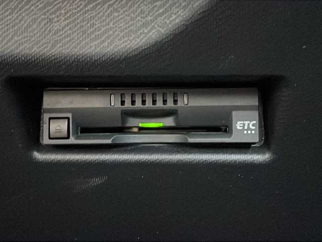 トヨタ アクア G ソフトレザーセレクション 山口県 2017(平29)年 5.3万km ブラックマイカ 9インチ純正SDナビ【NSZT-Y66T】/フルセグテレビ/DVD再生機能有/バックカメラ/Bluetooth/マルチインフォメーションディスプレイ/ドライブレコーダー/ETC/15インチ純正アルミホイール/社外フロアマット/LEDヘッドランプ/オートライト/フォグランプ/スマートキー/スペアキー有/プッシュスタート/チルトステアリング/ステアリングスイッチ/モードスイッチ【エコドライブモード・EVドライブモード】/合皮シート/可倒式リアシート/ドアバイザー/Toyota Safety Sense/・プリクラッシュセーフティシステム/・レーンディパーチャーアラート/・オートマチックハイビーム/クルーズコントロール/横滑り防止装置/運転席・助手席SRSエアバッグ/盗難防止装置