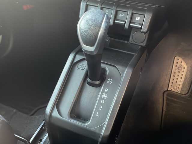 スズキ ジムニー XC 青森県 2020(令2)年 7.9万km シフォンアイボリーメタリックブラック2トーンルーフ ・衝突軽減ブレーキ/・レーンキープアシスト/・クルーズコントロール/・社外ナビ/・Bluetooth/・フルセグ/・バックカメラ/・USBポート/・ドライブレコーダー/・ETC/・純正LEDフォグ/・純正16AW/・プッシュスタート/・スマートキー/・背面タイヤ/・アイドリングストップ/・ダウンヒルアシスト/・シートヒーター/・ミラーヒーター/・ブラックルーフ