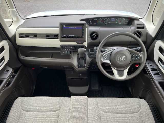 ホンダ Ｎ ＢＯＸ L 大分県 2023(令5)年 0.9万km プレミアムサンライトホワイトパール Gathersナビ(vxm-235ci)/【Bluetooth/CD/AM・FMラジオ/SD】/外部端子接続：USB/バックカメラ/左側パワースライドドア/右側イージークローザードア/ホンダセンシング /●衝突軽減ブレーキ（CMBS）/●誤発進抑制機能/●歩行者事故低減ステアリング/●路外逸脱抑制機能/●渋滞追従機能付アダプティブクルーズコントロール（ACC）/●車線維持支援システム（LKAS）/●先行車発進お知らせ機能/●標識認識機能/●後方誤発進抑制機能/●オートハイビーム/純正ドアバイザー/純正フロアマット/純正ドライブレコーダー/保証書/スマートキー2本