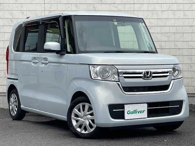 ホンダ Ｎ ＢＯＸ L 大分県 2023(令5)年 0.9万km プレミアムサンライトホワイトパール Gathersナビ(vxm-235ci)/【Bluetooth/CD/AM・FMラジオ/SD】/外部端子接続：USB/バックカメラ/左側パワースライドドア/右側イージークローザードア/ホンダセンシング /●衝突軽減ブレーキ（CMBS）/●誤発進抑制機能/●歩行者事故低減ステアリング/●路外逸脱抑制機能/●渋滞追従機能付アダプティブクルーズコントロール（ACC）/●車線維持支援システム（LKAS）/●先行車発進お知らせ機能/●標識認識機能/●後方誤発進抑制機能/●オートハイビーム/純正ドアバイザー/純正フロアマット/純正ドライブレコーダー/保証書/スマートキー2本