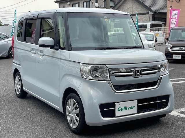 ホンダ Ｎ ＢＯＸ L 大分県 2023(令5)年 0.9万km プレミアムサンライトホワイトパール Gathersナビ(vxm-235ci)/【Bluetooth/CD/AM・FMラジオ/SD】/外部端子接続：USB/バックカメラ/左側パワースライドドア/右側イージークローザードア/ホンダセンシング /●衝突軽減ブレーキ（CMBS）/●誤発進抑制機能/●歩行者事故低減ステアリング/●路外逸脱抑制機能/●渋滞追従機能付アダプティブクルーズコントロール（ACC）/●車線維持支援システム（LKAS）/●先行車発進お知らせ機能/●標識認識機能/●後方誤発進抑制機能/●オートハイビーム/純正ドアバイザー/純正フロアマット/純正ドライブレコーダー/保証書/スマートキー2本