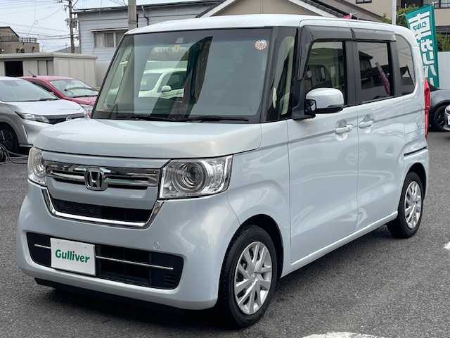ホンダ Ｎ ＢＯＸ L 大分県 2023(令5)年 0.9万km プレミアムサンライトホワイトパール Gathersナビ(vxm-235ci)/【Bluetooth/CD/AM・FMラジオ/SD】/外部端子接続：USB/バックカメラ/左側パワースライドドア/右側イージークローザードア/ホンダセンシング /●衝突軽減ブレーキ（CMBS）/●誤発進抑制機能/●歩行者事故低減ステアリング/●路外逸脱抑制機能/●渋滞追従機能付アダプティブクルーズコントロール（ACC）/●車線維持支援システム（LKAS）/●先行車発進お知らせ機能/●標識認識機能/●後方誤発進抑制機能/●オートハイビーム/純正ドアバイザー/純正フロアマット/純正ドライブレコーダー/保証書/スマートキー2本