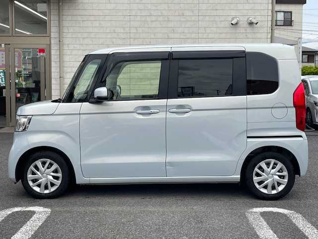 ホンダ Ｎ ＢＯＸ L 大分県 2023(令5)年 0.9万km プレミアムサンライトホワイトパール Gathersナビ(vxm-235ci)/【Bluetooth/CD/AM・FMラジオ/SD】/外部端子接続：USB/バックカメラ/左側パワースライドドア/右側イージークローザードア/ホンダセンシング /●衝突軽減ブレーキ（CMBS）/●誤発進抑制機能/●歩行者事故低減ステアリング/●路外逸脱抑制機能/●渋滞追従機能付アダプティブクルーズコントロール（ACC）/●車線維持支援システム（LKAS）/●先行車発進お知らせ機能/●標識認識機能/●後方誤発進抑制機能/●オートハイビーム/純正ドアバイザー/純正フロアマット/純正ドライブレコーダー/保証書/スマートキー2本