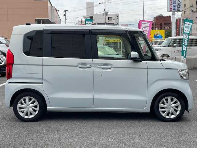 ホンダ Ｎ ＢＯＸ L 大分県 2023(令5)年 0.9万km プレミアムサンライトホワイトパール Gathersナビ(vxm-235ci)/【Bluetooth/CD/AM・FMラジオ/SD】/外部端子接続：USB/バックカメラ/左側パワースライドドア/右側イージークローザードア/ホンダセンシング /●衝突軽減ブレーキ（CMBS）/●誤発進抑制機能/●歩行者事故低減ステアリング/●路外逸脱抑制機能/●渋滞追従機能付アダプティブクルーズコントロール（ACC）/●車線維持支援システム（LKAS）/●先行車発進お知らせ機能/●標識認識機能/●後方誤発進抑制機能/●オートハイビーム/純正ドアバイザー/純正フロアマット/純正ドライブレコーダー/保証書/スマートキー2本