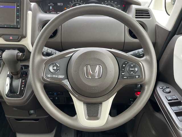 ホンダ Ｎ ＢＯＸ L 大分県 2023(令5)年 0.9万km プレミアムサンライトホワイトパール Gathersナビ(vxm-235ci)/【Bluetooth/CD/AM・FMラジオ/SD】/外部端子接続：USB/バックカメラ/左側パワースライドドア/右側イージークローザードア/ホンダセンシング /●衝突軽減ブレーキ（CMBS）/●誤発進抑制機能/●歩行者事故低減ステアリング/●路外逸脱抑制機能/●渋滞追従機能付アダプティブクルーズコントロール（ACC）/●車線維持支援システム（LKAS）/●先行車発進お知らせ機能/●標識認識機能/●後方誤発進抑制機能/●オートハイビーム/純正ドアバイザー/純正フロアマット/純正ドライブレコーダー/保証書/スマートキー2本