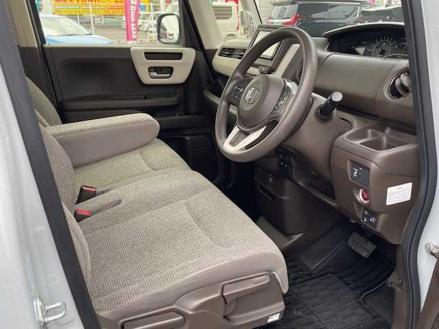 ホンダ Ｎ ＢＯＸ L 大分県 2023(令5)年 0.9万km プレミアムサンライトホワイトパール Gathersナビ(vxm-235ci)/【Bluetooth/CD/AM・FMラジオ/SD】/外部端子接続：USB/バックカメラ/左側パワースライドドア/右側イージークローザードア/ホンダセンシング /●衝突軽減ブレーキ（CMBS）/●誤発進抑制機能/●歩行者事故低減ステアリング/●路外逸脱抑制機能/●渋滞追従機能付アダプティブクルーズコントロール（ACC）/●車線維持支援システム（LKAS）/●先行車発進お知らせ機能/●標識認識機能/●後方誤発進抑制機能/●オートハイビーム/純正ドアバイザー/純正フロアマット/純正ドライブレコーダー/保証書/スマートキー2本