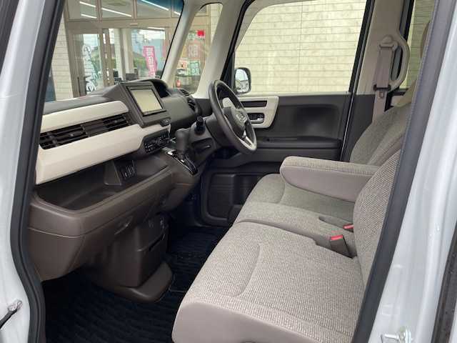 ホンダ Ｎ ＢＯＸ L 大分県 2023(令5)年 0.9万km プレミアムサンライトホワイトパール Gathersナビ(vxm-235ci)/【Bluetooth/CD/AM・FMラジオ/SD】/外部端子接続：USB/バックカメラ/左側パワースライドドア/右側イージークローザードア/ホンダセンシング /●衝突軽減ブレーキ（CMBS）/●誤発進抑制機能/●歩行者事故低減ステアリング/●路外逸脱抑制機能/●渋滞追従機能付アダプティブクルーズコントロール（ACC）/●車線維持支援システム（LKAS）/●先行車発進お知らせ機能/●標識認識機能/●後方誤発進抑制機能/●オートハイビーム/純正ドアバイザー/純正フロアマット/純正ドライブレコーダー/保証書/スマートキー2本