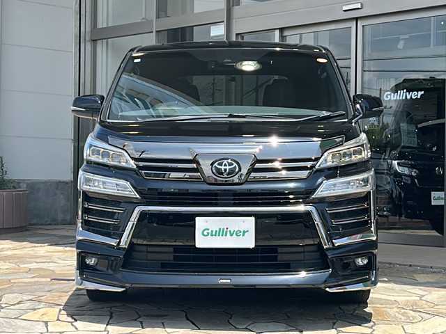 トヨタ ヴェルファイア Z ゴールデンアイズ 静岡県 2021(令3)年 2万km ブラック 純正ナビ/・AM/FM/・CD/DVD/・USB/・Bluetooth/・Miracast/セーフティセンス/プリクラッシュセーフティ/（ミリ波レーダー・単眼カメラ・昼自転車運転者＆夜間歩行者検知機能付）/（対車両：自車車速域約10km/hから最高速度：最大約40km/h減速可）/（対歩行者：自車車速域約10km/hから80km/h間：最大約30km/h減速可）/レーダークルーズコントロール（全車速追従機能付/ブレーキ制御付）/レーントレーシングアシスト（LTA）（作動車速：50km/h以上時）（ステアリング操作支援）/ロードサインアシスト（RSA）（道路標識認識支援）/オートマチックハイビーム/主要装備/・前後ドラレコ/・デジタルインナーミラー/・後席フリップダウンモニター/・ＥＴＣ/・オートハイビーム/・クリアランスソナー/・ＭＴモード付ＡＴ/・ＡＣ１００Ｖ電源/・モデリスタエアロ/・両側パワスラ/・電動パーキング/・ブラインドスポットモニター/・クリアランスソナー