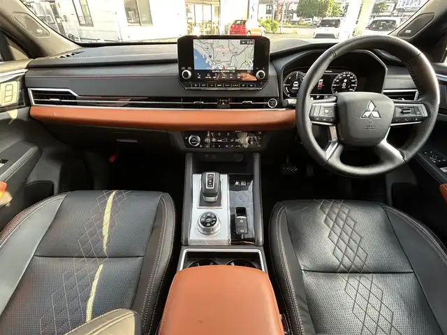 三菱 アウトランダー ＰＨＥＶ P 福岡県 2021(令3)年 3万km ブラックダイヤモンド 純正9インチディスプレイオーディオ/　（AM/FM/Bluetooth/フルセグTV/ナビキット）/BOSEプレミアムサウンド/フロント/サイド/バックカメラ/マルチアラウンドモニター/黒色レザーシートリフレッシュ機能付/e-Assist/・マイパイロット/・衝突被害軽減ブレーキシステム/・前方衝突予測警報/・踏み間違え衝突防止アシスト/・車線逸脱警報システム/・後側方車両検知警報システム/・後側方衝突防止支援システム/・後退時車両検知警報システム/・ふらつき警報/・標識認識システム/・アダプティブLEDヘッドライト/レーダークルーズコントロール/オートライト/コナーセンサー/クリアランスソナー/ヒルディセントコントロール/純正20インチアルミホイール/パワーバックドア/ヘッドアップディスプレイ/パワーシート（D/N）/シートヒーター（全席）/ポジションメモリ（D/N）/ステアリングヒーター/パドルシフト/置くだけ充電/サンシェード/前後ドライブレコーダー（HDR963GW）/ビルトインETC2.0/充電ケーブル/100VAC電源/ISOFIX/スペアキー×1/保証書/取扱説明書/ナビ取扱説明書