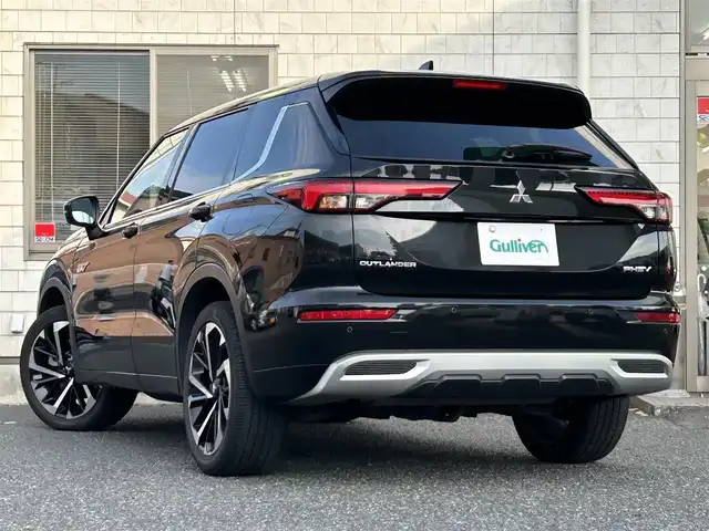 三菱 アウトランダー ＰＨＥＶ P 福岡県 2021(令3)年 3万km ブラックダイヤモンド 純正9インチディスプレイオーディオ/　（AM/FM/Bluetooth/フルセグTV/ナビキット）/BOSEプレミアムサウンド/フロント/サイド/バックカメラ/マルチアラウンドモニター/黒色レザーシートリフレッシュ機能付/e-Assist/・マイパイロット/・衝突被害軽減ブレーキシステム/・前方衝突予測警報/・踏み間違え衝突防止アシスト/・車線逸脱警報システム/・後側方車両検知警報システム/・後側方衝突防止支援システム/・後退時車両検知警報システム/・ふらつき警報/・標識認識システム/・アダプティブLEDヘッドライト/レーダークルーズコントロール/オートライト/コナーセンサー/クリアランスソナー/ヒルディセントコントロール/純正20インチアルミホイール/パワーバックドア/ヘッドアップディスプレイ/パワーシート（D/N）/シートヒーター（全席）/ポジションメモリ（D/N）/ステアリングヒーター/パドルシフト/置くだけ充電/サンシェード/前後ドライブレコーダー（HDR963GW）/ビルトインETC2.0/充電ケーブル/100VAC電源/ISOFIX/スペアキー×1/保証書/取扱説明書/ナビ取扱説明書
