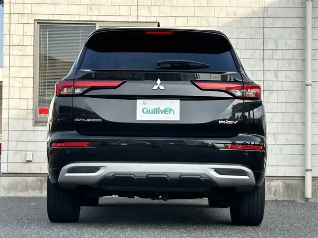 三菱 アウトランダー ＰＨＥＶ P 福岡県 2021(令3)年 3万km ブラックダイヤモンド 純正9インチディスプレイオーディオ/　（AM/FM/Bluetooth/フルセグTV/ナビキット）/BOSEプレミアムサウンド/フロント/サイド/バックカメラ/マルチアラウンドモニター/黒色レザーシートリフレッシュ機能付/e-Assist/・マイパイロット/・衝突被害軽減ブレーキシステム/・前方衝突予測警報/・踏み間違え衝突防止アシスト/・車線逸脱警報システム/・後側方車両検知警報システム/・後側方衝突防止支援システム/・後退時車両検知警報システム/・ふらつき警報/・標識認識システム/・アダプティブLEDヘッドライト/レーダークルーズコントロール/オートライト/コナーセンサー/クリアランスソナー/ヒルディセントコントロール/純正20インチアルミホイール/パワーバックドア/ヘッドアップディスプレイ/パワーシート（D/N）/シートヒーター（全席）/ポジションメモリ（D/N）/ステアリングヒーター/パドルシフト/置くだけ充電/サンシェード/前後ドライブレコーダー（HDR963GW）/ビルトインETC2.0/充電ケーブル/100VAC電源/ISOFIX/スペアキー×1/保証書/取扱説明書/ナビ取扱説明書