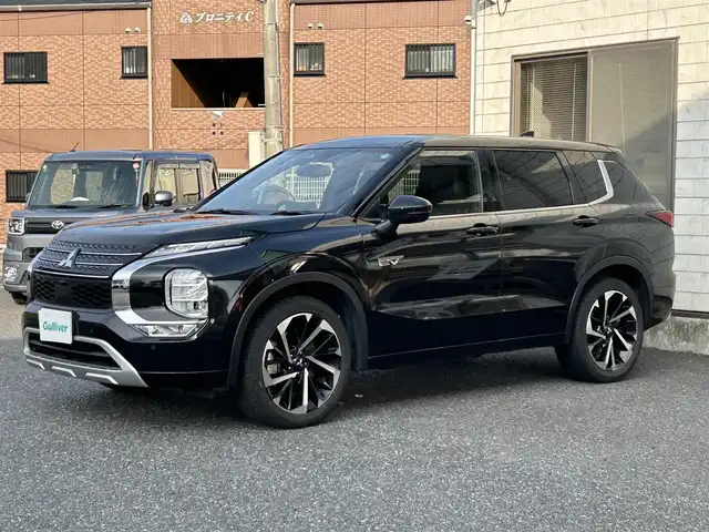 三菱 アウトランダー ＰＨＥＶ P 福岡県 2021(令3)年 3万km ブラックダイヤモンド 純正9インチディスプレイオーディオ/　（AM/FM/Bluetooth/フルセグTV/ナビキット）/BOSEプレミアムサウンド/フロント/サイド/バックカメラ/マルチアラウンドモニター/黒色レザーシートリフレッシュ機能付/e-Assist/・マイパイロット/・衝突被害軽減ブレーキシステム/・前方衝突予測警報/・踏み間違え衝突防止アシスト/・車線逸脱警報システム/・後側方車両検知警報システム/・後側方衝突防止支援システム/・後退時車両検知警報システム/・ふらつき警報/・標識認識システム/・アダプティブLEDヘッドライト/レーダークルーズコントロール/オートライト/コナーセンサー/クリアランスソナー/ヒルディセントコントロール/純正20インチアルミホイール/パワーバックドア/ヘッドアップディスプレイ/パワーシート（D/N）/シートヒーター（全席）/ポジションメモリ（D/N）/ステアリングヒーター/パドルシフト/置くだけ充電/サンシェード/前後ドライブレコーダー（HDR963GW）/ビルトインETC2.0/充電ケーブル/100VAC電源/ISOFIX/スペアキー×1/保証書/取扱説明書/ナビ取扱説明書