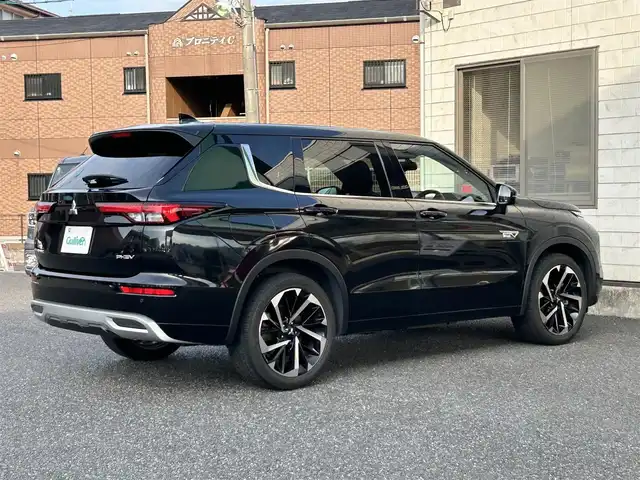 三菱 アウトランダー ＰＨＥＶ P 福岡県 2021(令3)年 3万km ブラックダイヤモンド 純正9インチディスプレイオーディオ/　（AM/FM/Bluetooth/フルセグTV/ナビキット）/BOSEプレミアムサウンド/フロント/サイド/バックカメラ/マルチアラウンドモニター/黒色レザーシートリフレッシュ機能付/e-Assist/・マイパイロット/・衝突被害軽減ブレーキシステム/・前方衝突予測警報/・踏み間違え衝突防止アシスト/・車線逸脱警報システム/・後側方車両検知警報システム/・後側方衝突防止支援システム/・後退時車両検知警報システム/・ふらつき警報/・標識認識システム/・アダプティブLEDヘッドライト/レーダークルーズコントロール/オートライト/コナーセンサー/クリアランスソナー/ヒルディセントコントロール/純正20インチアルミホイール/パワーバックドア/ヘッドアップディスプレイ/パワーシート（D/N）/シートヒーター（全席）/ポジションメモリ（D/N）/ステアリングヒーター/パドルシフト/置くだけ充電/サンシェード/前後ドライブレコーダー（HDR963GW）/ビルトインETC2.0/充電ケーブル/100VAC電源/ISOFIX/スペアキー×1/保証書/取扱説明書/ナビ取扱説明書