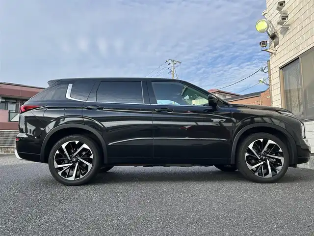 三菱 アウトランダー ＰＨＥＶ P 福岡県 2021(令3)年 3万km ブラックダイヤモンド 純正9インチディスプレイオーディオ/　（AM/FM/Bluetooth/フルセグTV/ナビキット）/BOSEプレミアムサウンド/フロント/サイド/バックカメラ/マルチアラウンドモニター/黒色レザーシートリフレッシュ機能付/e-Assist/・マイパイロット/・衝突被害軽減ブレーキシステム/・前方衝突予測警報/・踏み間違え衝突防止アシスト/・車線逸脱警報システム/・後側方車両検知警報システム/・後側方衝突防止支援システム/・後退時車両検知警報システム/・ふらつき警報/・標識認識システム/・アダプティブLEDヘッドライト/レーダークルーズコントロール/オートライト/コナーセンサー/クリアランスソナー/ヒルディセントコントロール/純正20インチアルミホイール/パワーバックドア/ヘッドアップディスプレイ/パワーシート（D/N）/シートヒーター（全席）/ポジションメモリ（D/N）/ステアリングヒーター/パドルシフト/置くだけ充電/サンシェード/前後ドライブレコーダー（HDR963GW）/ビルトインETC2.0/充電ケーブル/100VAC電源/ISOFIX/スペアキー×1/保証書/取扱説明書/ナビ取扱説明書