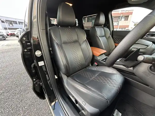 三菱 アウトランダー ＰＨＥＶ P 福岡県 2021(令3)年 3万km ブラックダイヤモンド 純正9インチディスプレイオーディオ/　（AM/FM/Bluetooth/フルセグTV/ナビキット）/BOSEプレミアムサウンド/フロント/サイド/バックカメラ/マルチアラウンドモニター/黒色レザーシートリフレッシュ機能付/e-Assist/・マイパイロット/・衝突被害軽減ブレーキシステム/・前方衝突予測警報/・踏み間違え衝突防止アシスト/・車線逸脱警報システム/・後側方車両検知警報システム/・後側方衝突防止支援システム/・後退時車両検知警報システム/・ふらつき警報/・標識認識システム/・アダプティブLEDヘッドライト/レーダークルーズコントロール/オートライト/コナーセンサー/クリアランスソナー/ヒルディセントコントロール/純正20インチアルミホイール/パワーバックドア/ヘッドアップディスプレイ/パワーシート（D/N）/シートヒーター（全席）/ポジションメモリ（D/N）/ステアリングヒーター/パドルシフト/置くだけ充電/サンシェード/前後ドライブレコーダー（HDR963GW）/ビルトインETC2.0/充電ケーブル/100VAC電源/ISOFIX/スペアキー×1/保証書/取扱説明書/ナビ取扱説明書