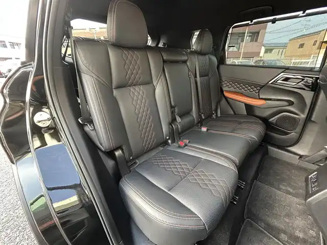 三菱 アウトランダー ＰＨＥＶ P 福岡県 2021(令3)年 3万km ブラックダイヤモンド 純正9インチディスプレイオーディオ/　（AM/FM/Bluetooth/フルセグTV/ナビキット）/BOSEプレミアムサウンド/フロント/サイド/バックカメラ/マルチアラウンドモニター/黒色レザーシートリフレッシュ機能付/e-Assist/・マイパイロット/・衝突被害軽減ブレーキシステム/・前方衝突予測警報/・踏み間違え衝突防止アシスト/・車線逸脱警報システム/・後側方車両検知警報システム/・後側方衝突防止支援システム/・後退時車両検知警報システム/・ふらつき警報/・標識認識システム/・アダプティブLEDヘッドライト/レーダークルーズコントロール/オートライト/コナーセンサー/クリアランスソナー/ヒルディセントコントロール/純正20インチアルミホイール/パワーバックドア/ヘッドアップディスプレイ/パワーシート（D/N）/シートヒーター（全席）/ポジションメモリ（D/N）/ステアリングヒーター/パドルシフト/置くだけ充電/サンシェード/前後ドライブレコーダー（HDR963GW）/ビルトインETC2.0/充電ケーブル/100VAC電源/ISOFIX/スペアキー×1/保証書/取扱説明書/ナビ取扱説明書