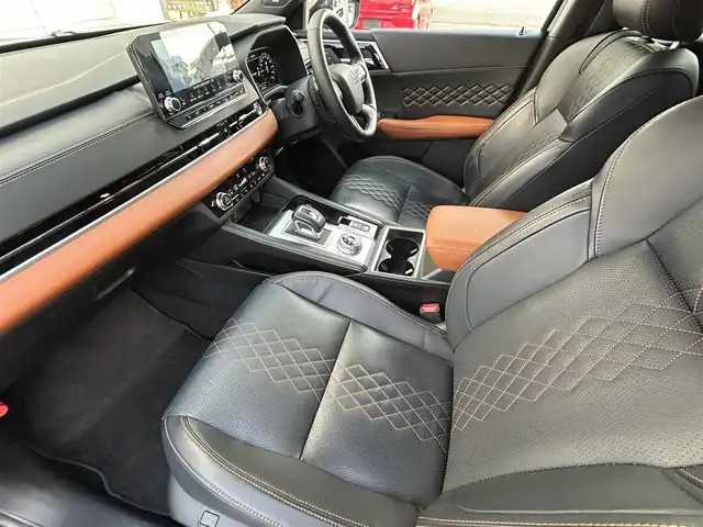 三菱 アウトランダー ＰＨＥＶ P 福岡県 2021(令3)年 3万km ブラックダイヤモンド 純正9インチディスプレイオーディオ/　（AM/FM/Bluetooth/フルセグTV/ナビキット）/BOSEプレミアムサウンド/フロント/サイド/バックカメラ/マルチアラウンドモニター/黒色レザーシートリフレッシュ機能付/e-Assist/・マイパイロット/・衝突被害軽減ブレーキシステム/・前方衝突予測警報/・踏み間違え衝突防止アシスト/・車線逸脱警報システム/・後側方車両検知警報システム/・後側方衝突防止支援システム/・後退時車両検知警報システム/・ふらつき警報/・標識認識システム/・アダプティブLEDヘッドライト/レーダークルーズコントロール/オートライト/コナーセンサー/クリアランスソナー/ヒルディセントコントロール/純正20インチアルミホイール/パワーバックドア/ヘッドアップディスプレイ/パワーシート（D/N）/シートヒーター（全席）/ポジションメモリ（D/N）/ステアリングヒーター/パドルシフト/置くだけ充電/サンシェード/前後ドライブレコーダー（HDR963GW）/ビルトインETC2.0/充電ケーブル/100VAC電源/ISOFIX/スペアキー×1/保証書/取扱説明書/ナビ取扱説明書