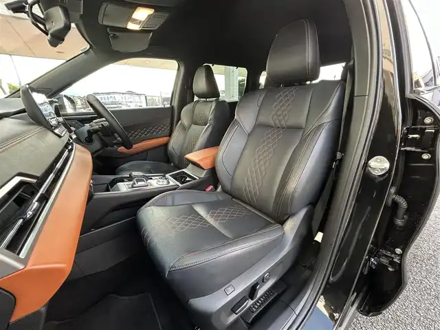 三菱 アウトランダー ＰＨＥＶ P 福岡県 2021(令3)年 3万km ブラックダイヤモンド 純正9インチディスプレイオーディオ/　（AM/FM/Bluetooth/フルセグTV/ナビキット）/BOSEプレミアムサウンド/フロント/サイド/バックカメラ/マルチアラウンドモニター/黒色レザーシートリフレッシュ機能付/e-Assist/・マイパイロット/・衝突被害軽減ブレーキシステム/・前方衝突予測警報/・踏み間違え衝突防止アシスト/・車線逸脱警報システム/・後側方車両検知警報システム/・後側方衝突防止支援システム/・後退時車両検知警報システム/・ふらつき警報/・標識認識システム/・アダプティブLEDヘッドライト/レーダークルーズコントロール/オートライト/コナーセンサー/クリアランスソナー/ヒルディセントコントロール/純正20インチアルミホイール/パワーバックドア/ヘッドアップディスプレイ/パワーシート（D/N）/シートヒーター（全席）/ポジションメモリ（D/N）/ステアリングヒーター/パドルシフト/置くだけ充電/サンシェード/前後ドライブレコーダー（HDR963GW）/ビルトインETC2.0/充電ケーブル/100VAC電源/ISOFIX/スペアキー×1/保証書/取扱説明書/ナビ取扱説明書
