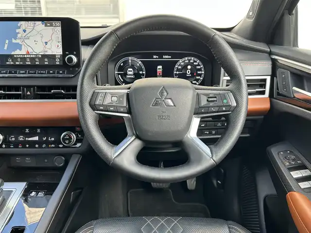三菱 アウトランダー ＰＨＥＶ P 福岡県 2021(令3)年 3万km ブラックダイヤモンド 純正9インチディスプレイオーディオ/　（AM/FM/Bluetooth/フルセグTV/ナビキット）/BOSEプレミアムサウンド/フロント/サイド/バックカメラ/マルチアラウンドモニター/黒色レザーシートリフレッシュ機能付/e-Assist/・マイパイロット/・衝突被害軽減ブレーキシステム/・前方衝突予測警報/・踏み間違え衝突防止アシスト/・車線逸脱警報システム/・後側方車両検知警報システム/・後側方衝突防止支援システム/・後退時車両検知警報システム/・ふらつき警報/・標識認識システム/・アダプティブLEDヘッドライト/レーダークルーズコントロール/オートライト/コナーセンサー/クリアランスソナー/ヒルディセントコントロール/純正20インチアルミホイール/パワーバックドア/ヘッドアップディスプレイ/パワーシート（D/N）/シートヒーター（全席）/ポジションメモリ（D/N）/ステアリングヒーター/パドルシフト/置くだけ充電/サンシェード/前後ドライブレコーダー（HDR963GW）/ビルトインETC2.0/充電ケーブル/100VAC電源/ISOFIX/スペアキー×1/保証書/取扱説明書/ナビ取扱説明書