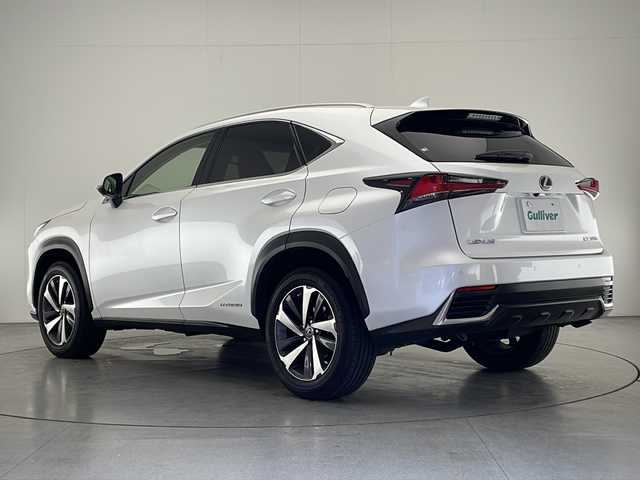 レクサス ＮＸ 300h Iパッケージ 宮崎県 2018(平30)年 4.1万km ソニッククォーツ 禁煙車/レクサスセーフティシステム/純正9.8型ナビTV/（CD/DVD/MSV/Bluetooth/FMAM/フルセグTV)/純正ビルトイン2.0ETC/純正3眼LEDオートライト/純正LEDフォグ/純正18インチアルミ/純正フロアマット/社外ドライブレコーダー/プリクラッシュセーフティ/アダプティブクルーズコントロール/レーンディパーチャーアラート/オートマチックハイビーム/ブラインドスポットモニター/パノラミックビューモニター/クリアランスソナー/黒本革シート/パワーシート/シートヒーター/ステアリングヒーター/パワーチルトステアリング/パワーバックドア/パドルシフト/オートエアコン（ナノイー）/オート電動格納ミラー/スマートキー/プッシュエンジンスタート/スペアキー/新車時保証書/取扱い説明書